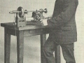 Großvater an der Drehmaschine